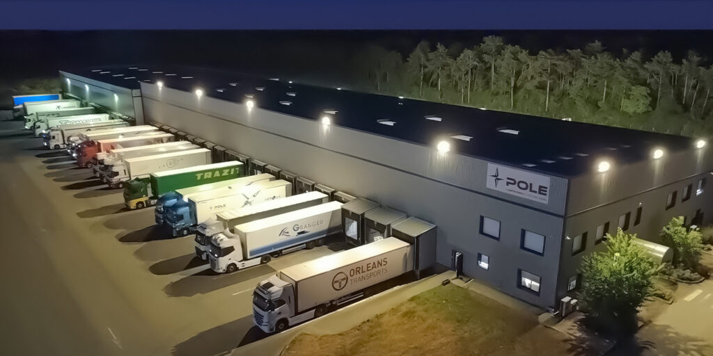 Vue aérienne du bâtiment Hub Logistique POLE de nuit