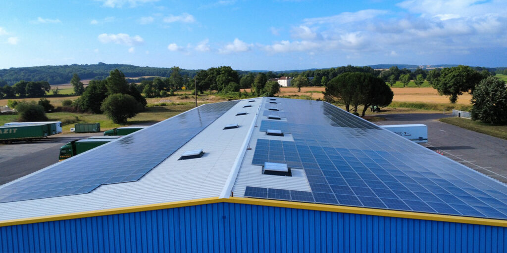 vue aérienne du toit du Hub logistique du Réseau POLE équipé de panneaux solaires