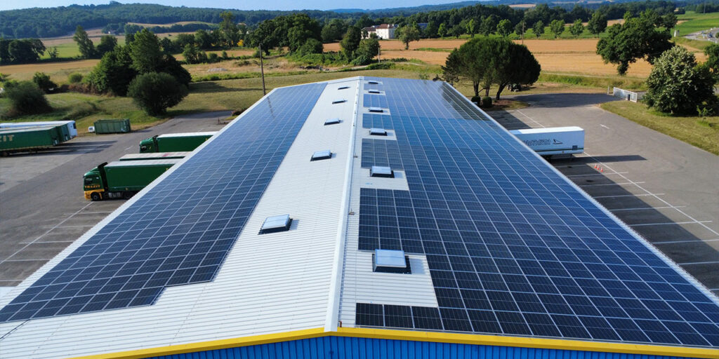Toit équipé de panneaux solaires contribuant à la transition écologique du Réseau POLE