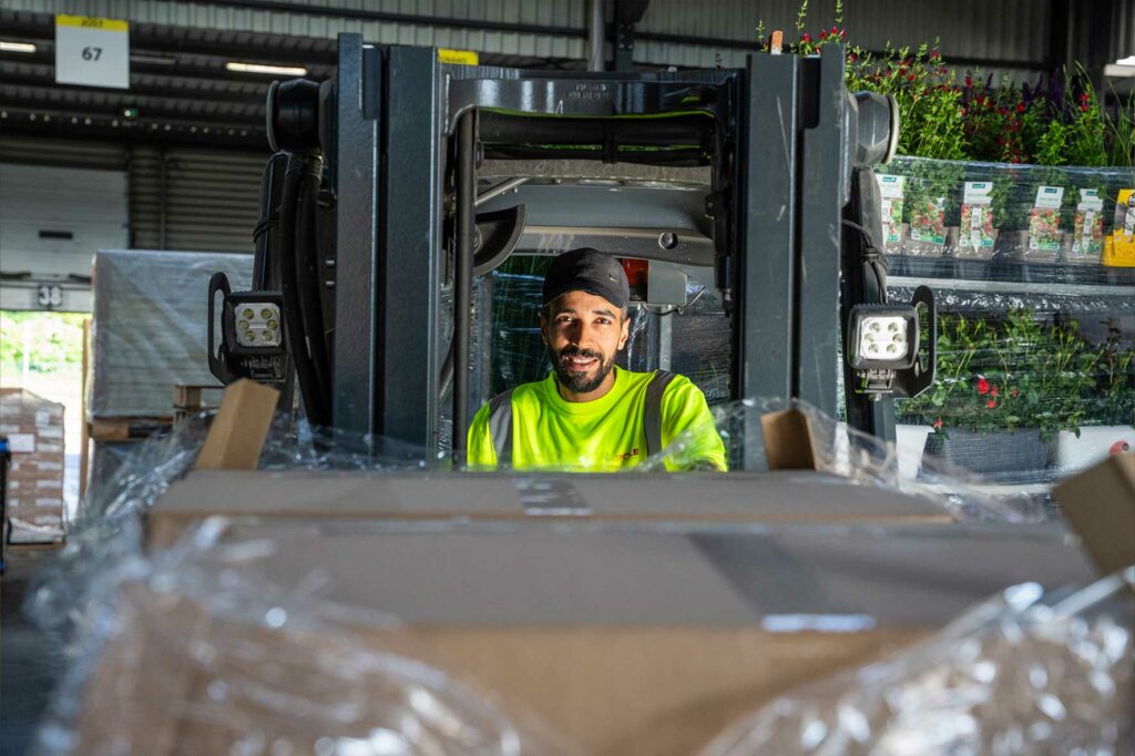 Collaborateur sur un chariot à la logistique du Hub Logistique POLE