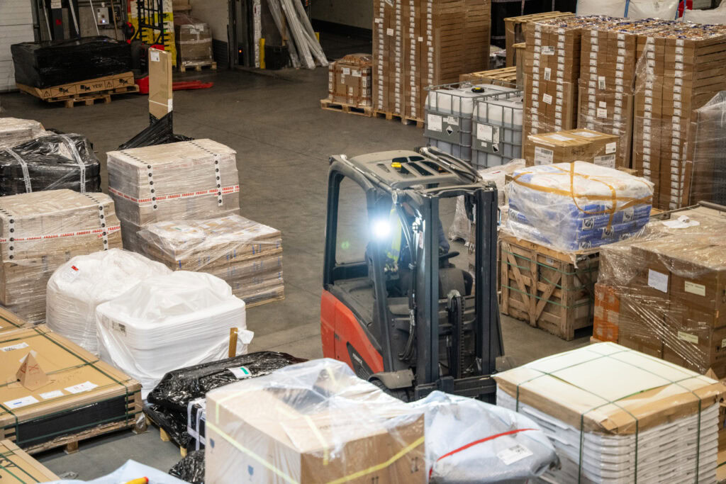 intérieur Hub Logistique POLE avec un chariot