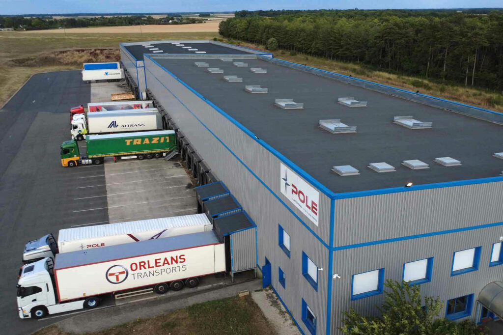 vue aérienne des quais de chargement et du bâtiment Hub logistique du Réseau POLE de jour
